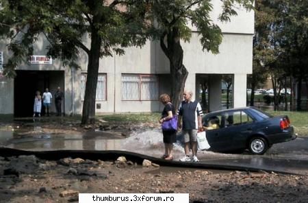 mica gropita asfalt omu intrat intr-o mica groapa