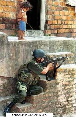 Cred ca asta e din Irak - Ce fac copii pe soldatii americani - Poze