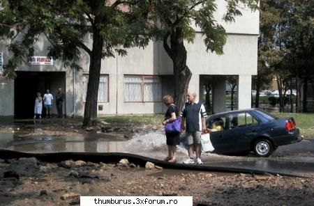 O mica gropita in asfalt - omu a intrat intr-o mica groapa :) - Poze
