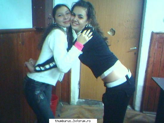 Poze cu noi - Yo in clasa cu o colegutza..... acum vreo 2 - Arhiva